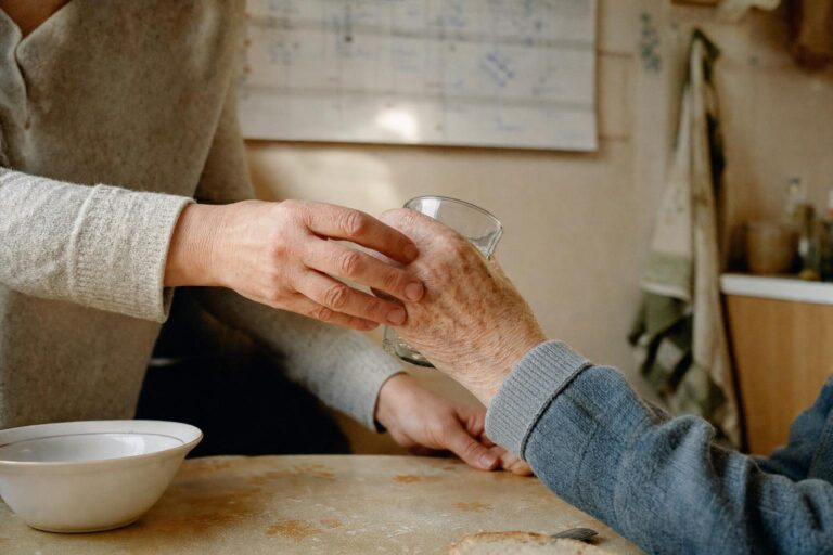 11 millions d'aidants familiaux : indispensables, invisibles, oubliés